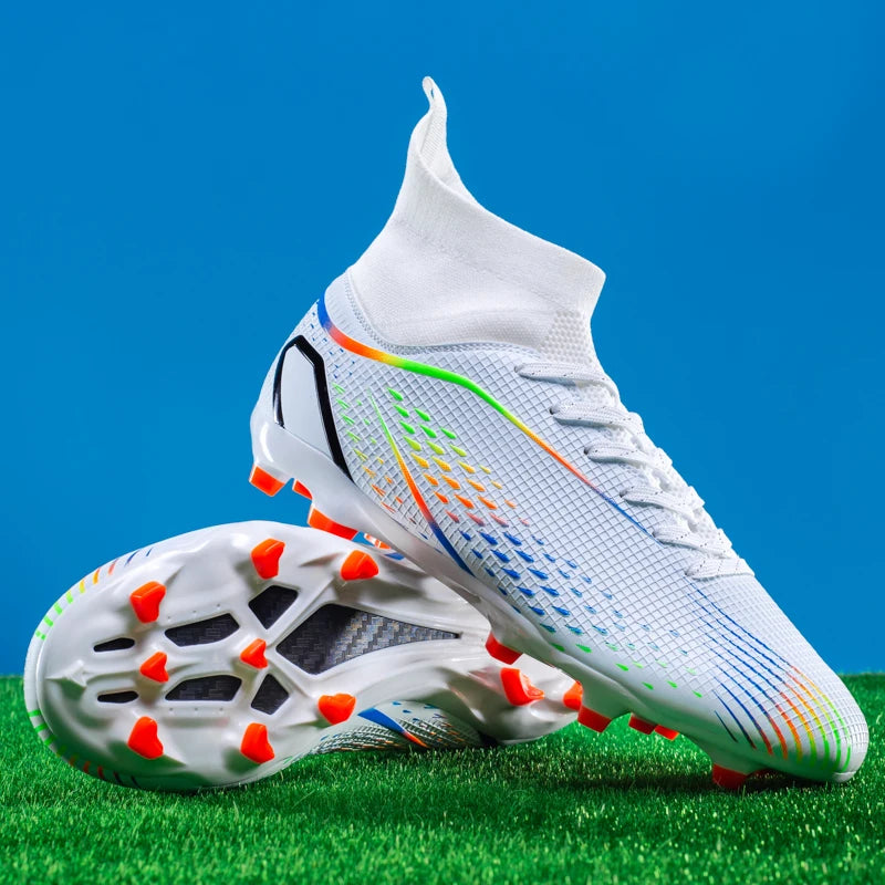 Chaussures de football à crampons longs FG avec col chaussette montante, tige texturée, crampons pour terrain dur, légères, antidérapantes et offrant une bonne adhérence.