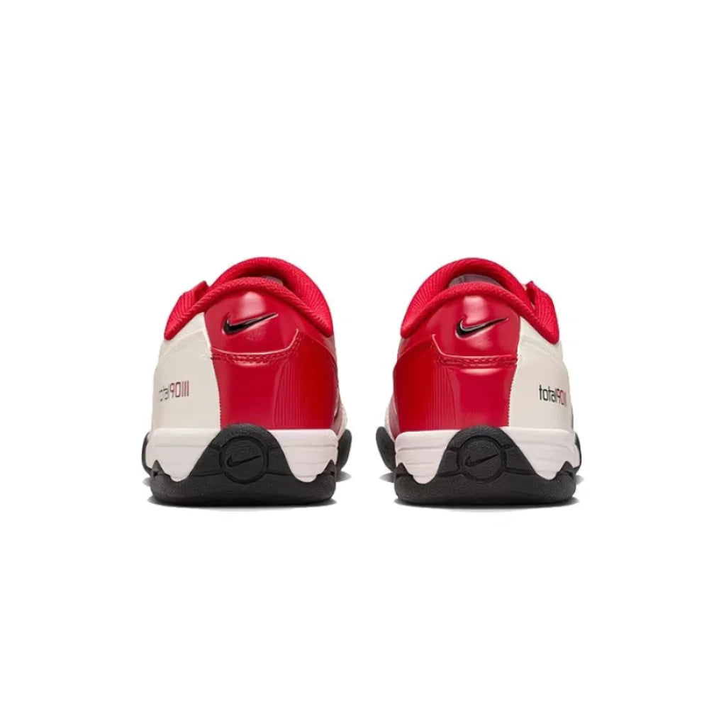 „Nike Total 90 III“ – stilingi, minimalistiniai, patogūs, puikiai priglundantys, neslystantys, patvarūs žemi futbolo bateliai (unisex, balti) HQ2851-100