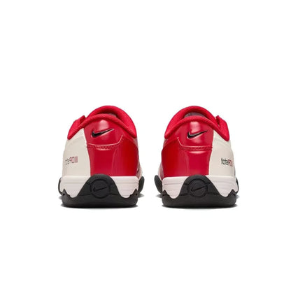 „Nike Total 90 III“ – stilingi, minimalistiniai, patogūs, puikiai priglundantys, neslystantys, patvarūs žemi futbolo bateliai (unisex, balti) HQ2851-100