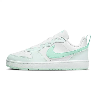 Adidași Nike COURT pentru femei, eleganți, versatili și confortabili: casual, antiderapant, rezistenți, în culorile alb și verde mentă FZ3539-100