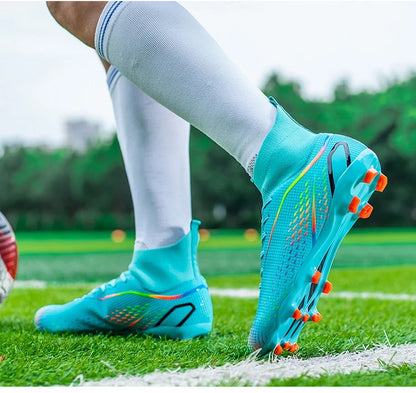 Chaussures de football à crampons longs FG avec col chaussette montante, tige texturée, crampons pour terrain dur, légères, antidérapantes et offrant une bonne adhérence.