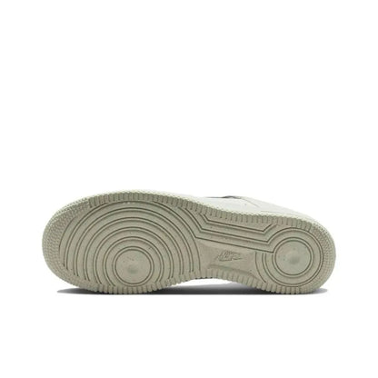 Unisexové klasické tenisky Nike Air Force 1 Low, pohodlné odpružení a odolný design pro každodenní nošení FN8540-100