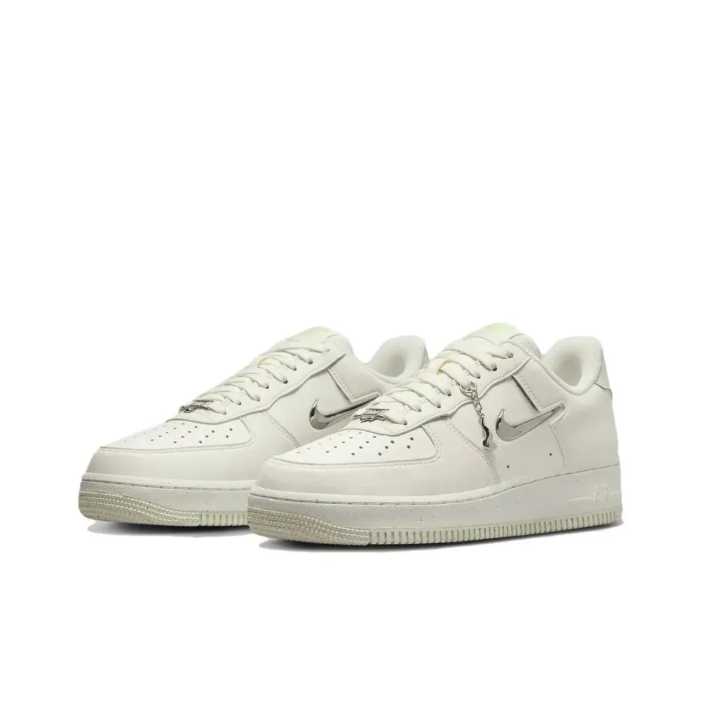 Unisexové klasické tenisky Nike Air Force 1 Low, pohodlné odpružení a odolný design pro každodenní nošení FN8540-100