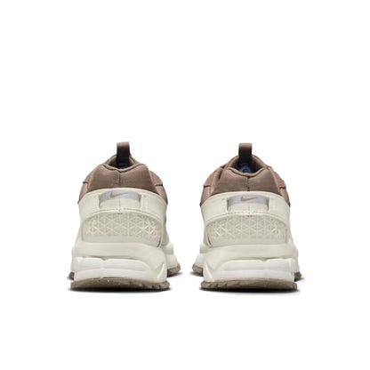Nike Vomero 5 Roam : chaussures de course basses, confortables, antidérapantes et résistantes, pour l'entraînement, la ville et les trajets quotidiens HQ2181-006