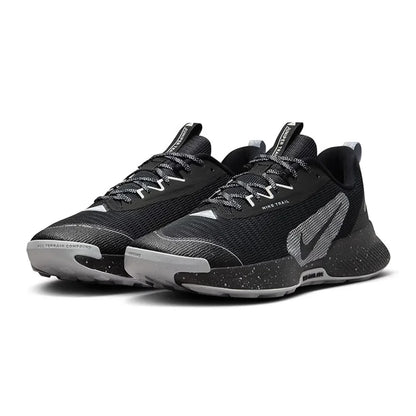 „Nike Juniper Irail 3“: patogūs, patvarūs ir gerai palaikantys vyriški žemi bėgimo bateliai juodos ir pilkos spalvos FQ0904-001