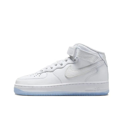 „Nike Air Force 1 Mid Top“ unisex klasikiniai sportiniai bateliai, su paminkštinimu, patogūs ir patvarūs, skirti kasdieniam neformaliam stiliui DQ7666-001