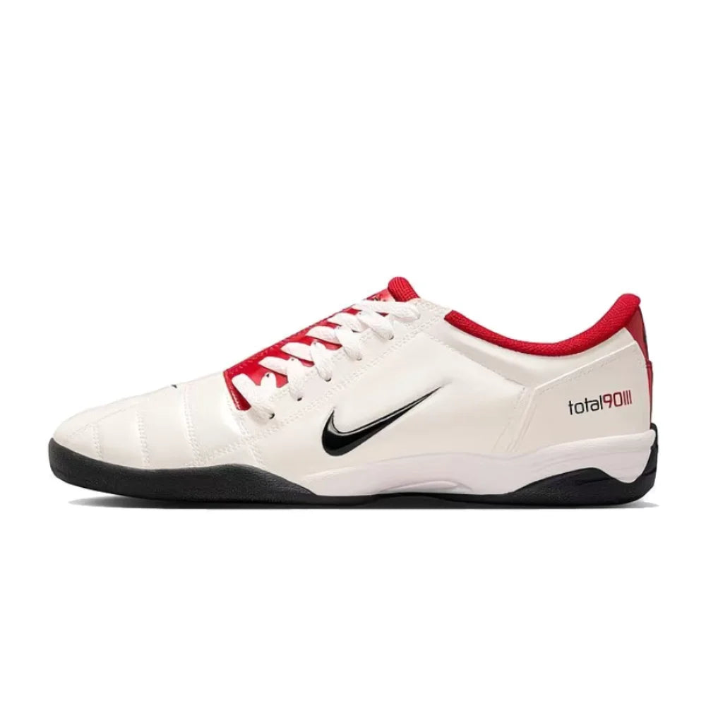„Nike Total 90 III“ – stilingi, minimalistiniai, patogūs, puikiai priglundantys, neslystantys, patvarūs žemi futbolo bateliai (unisex, balti) HQ2851-100