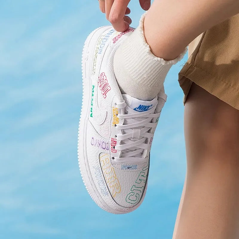 Nike ženske cipele za stariju djecu s vezenjem AF1 Air Force One niskog kupa ležerne cipele za dasku sportske cipele IO9739-100